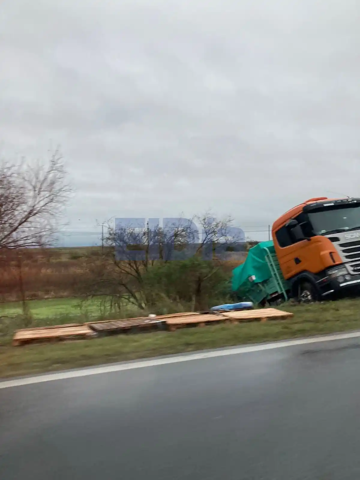 Despiste en Ruta 12: un camión perdió el control y cayó a una zanja