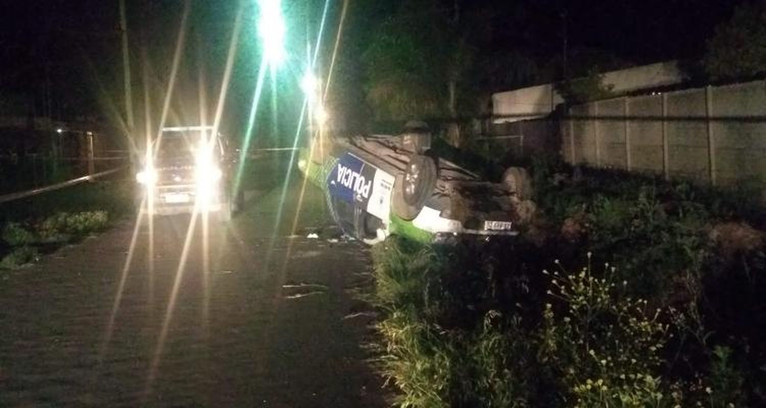 Volcó patrullero  y quedó inutilizado