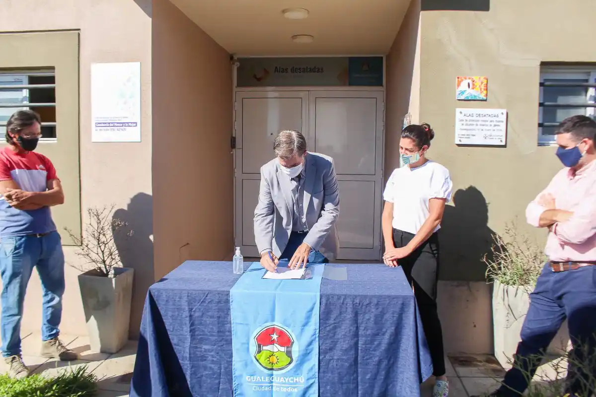 Piaggio firmó el convenio de obra para la ampliación de la casa Alas Desatadas