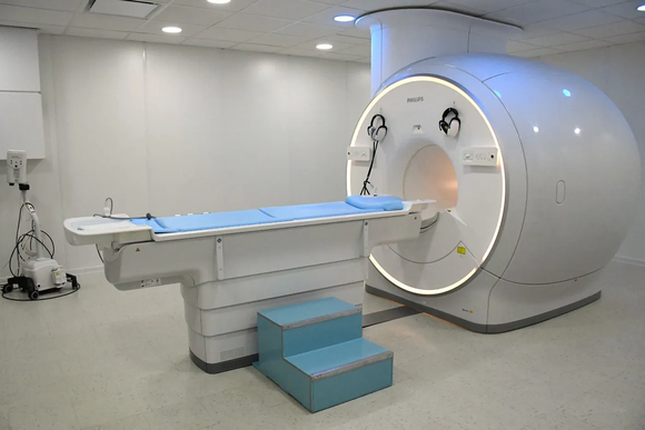 Morón: Kicillof y Ghi inauguraron una nueva de sala de resonador en el Hospital Güemes