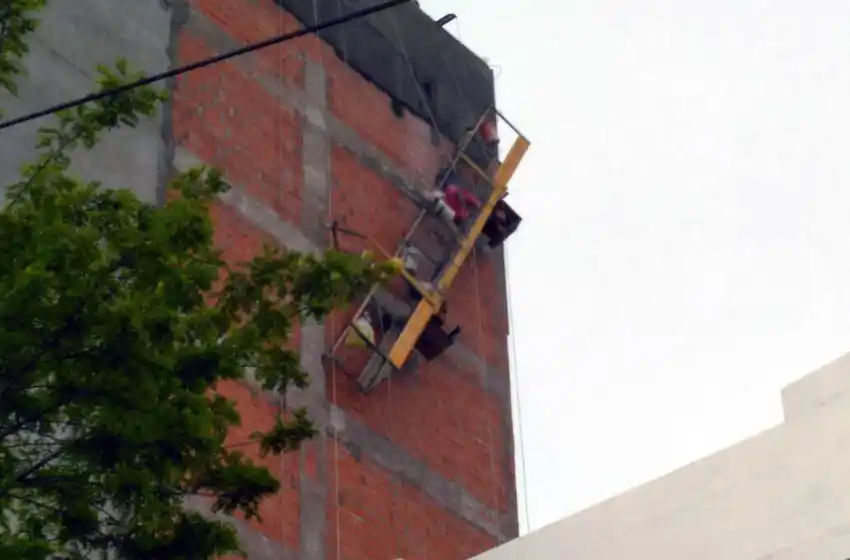 Dos obreros quedaron “colgados” de un andamio