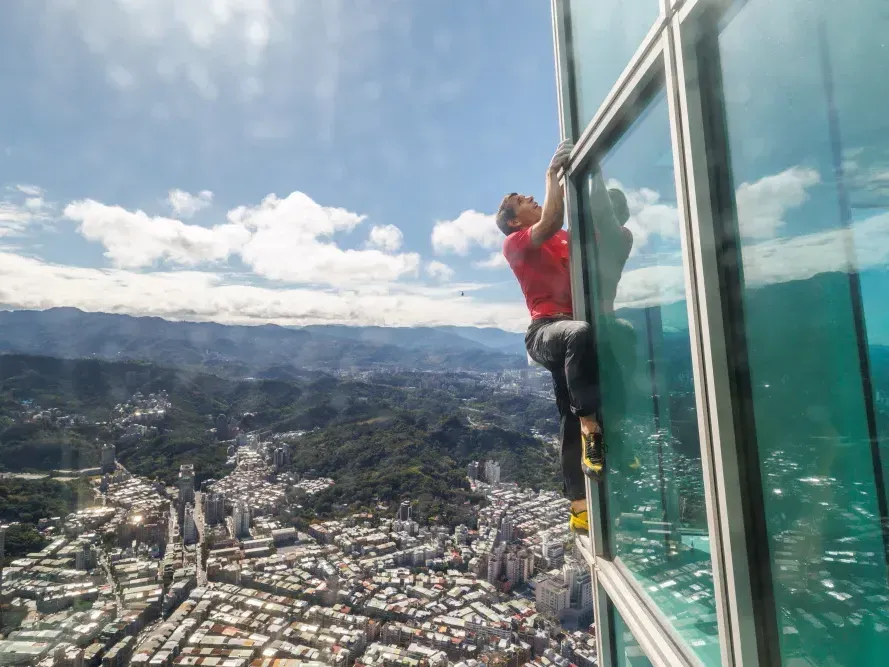 El “Skyscraper Live” de Alex Honnold superó los 6 millones de visualizaciones en Netflix