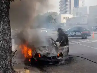 Un auto se incendió en la zona norte
