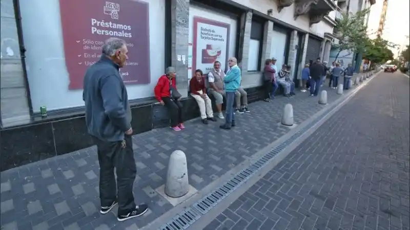 Coronavirus: ¿Cómo cobran los jubilados que no tienen tarjeta de débito?