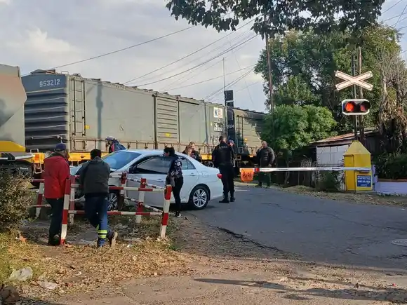 Fuerte choque entre un tren y un auto en zona noroeste