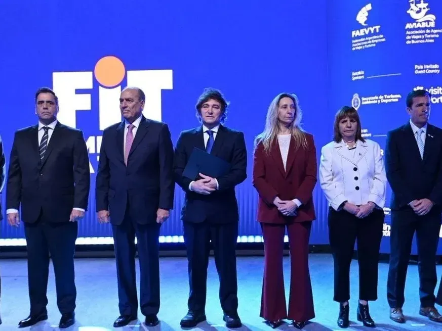 Milei y su gabinete en la apertura de la FIT 2025 en Buenos Aires este sábado.