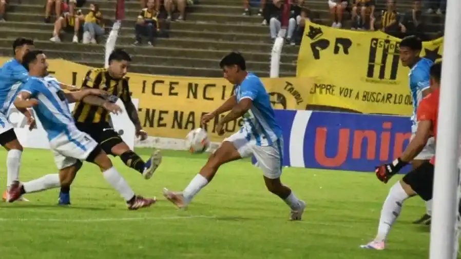 Chance de gol para Nicolás Franco, en el comienzo de la derrota aurinegra ante Sol de Mayo.