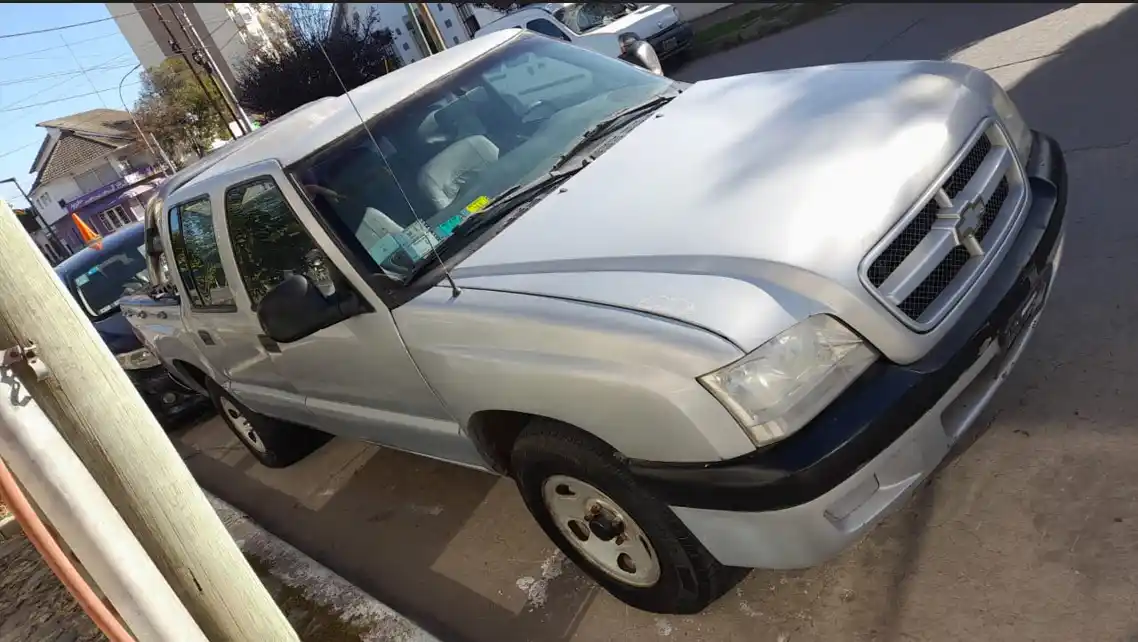 Vehículo. La Chevrolet S-10, de color gris, patente colocada EVZ-690, sustraída