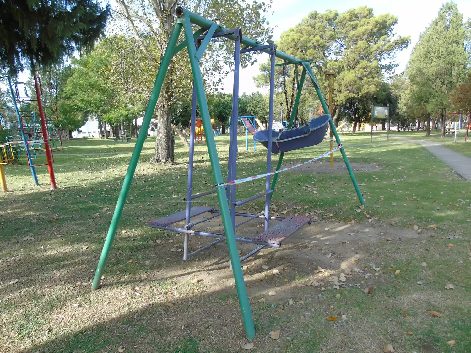 Encintan los juegos en parques y vía aeróbica