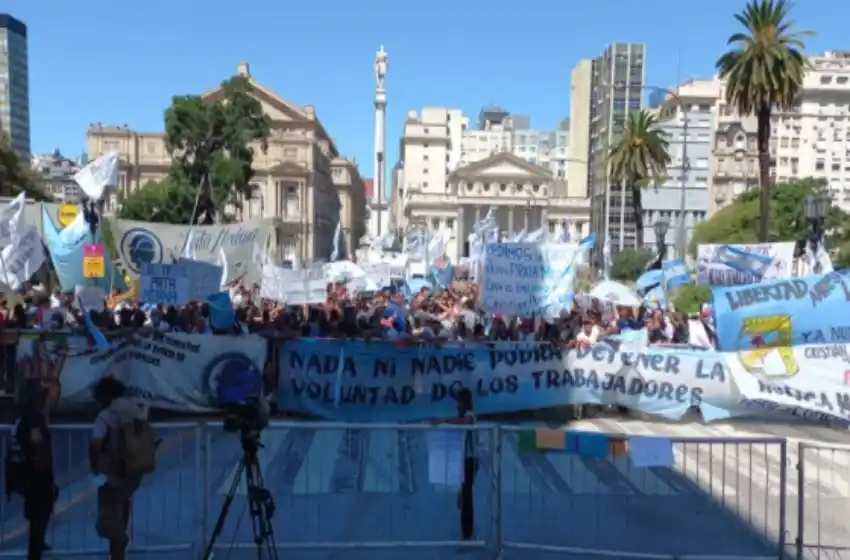 El kirchnerismo duro marchó contra la Corte Suprema frente al Palacio de Tribunales