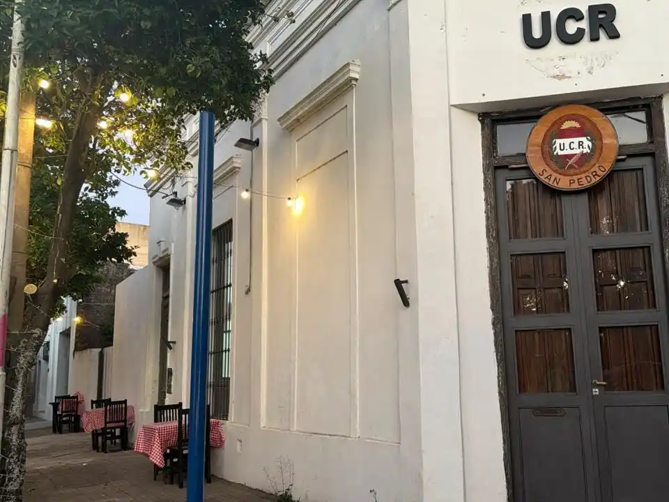 El restaurante tiene acceso por calle Obligado y mesas en la vereda.