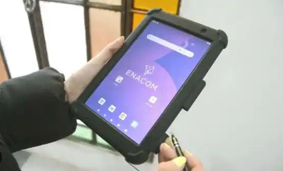 Con la entrega de tablets gratuitas, Enacom busca garantizar la inclusión digital y proporcionar igualdad de oportunidades en el acceso a la tecnología, con el fin de potenciar los recursos educativos, laborales y de comunicación de los beneficiarios.