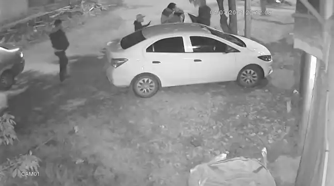 Impactante robo piraña en Moreno: Atacaron a un hombre cuando entraba a su casa, lo golpearon y se llevaron el auto