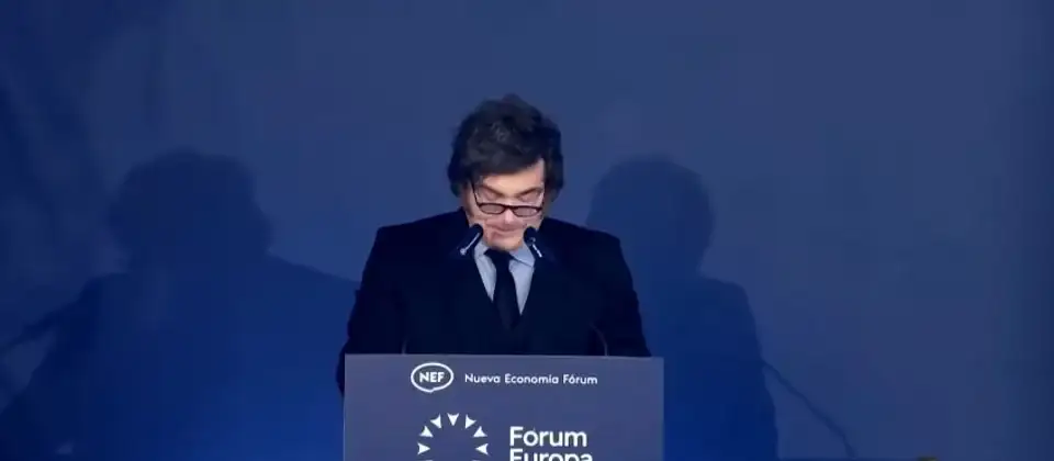 Milei dijo que la suba del riesgo país se debe al contexto internacional y calificó de “dictador” a Pedro Sánchez