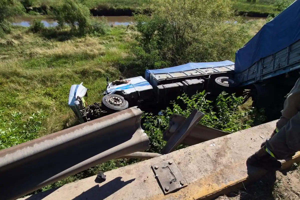 Un camión y tres autos se vieron involucrados en el accidente.