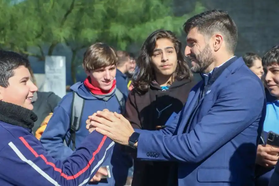 El gobernador saluda a los presentes en el acto - Prensa Gobierno de la Provincia