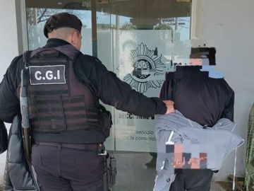 Intentó fugarse en moto tras ser interceptado por la policía, pero terminó detenido