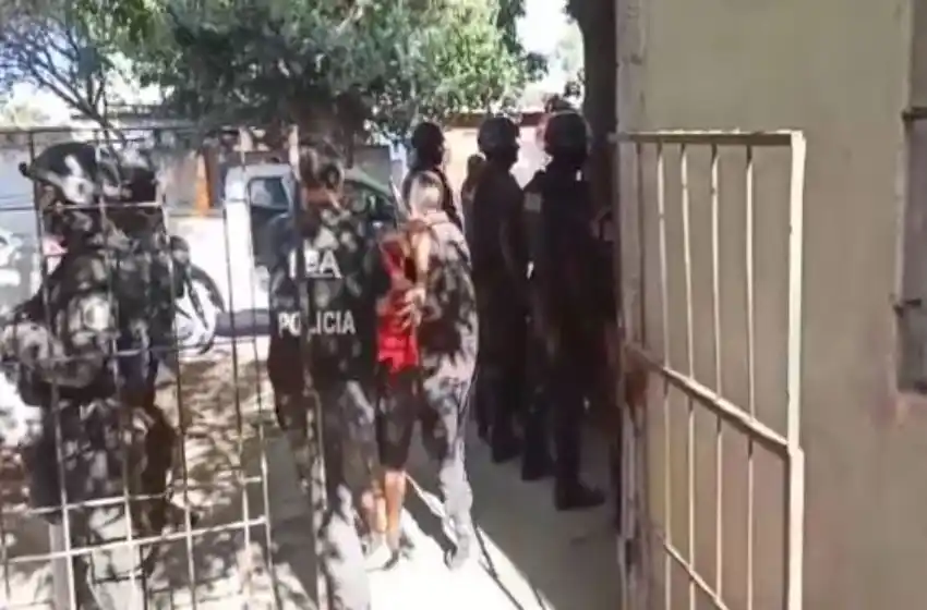 Detienen a un hombre por amenazar y agredir a una vecina