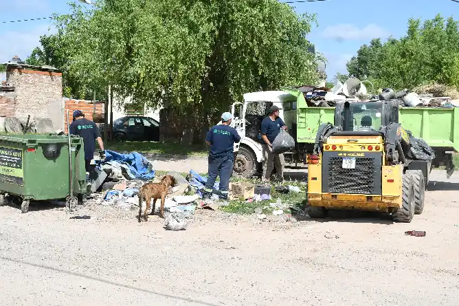 Estos puntos de depósito se originan por la acción de vecinos que arrojan desechos fuera de los contenedores
