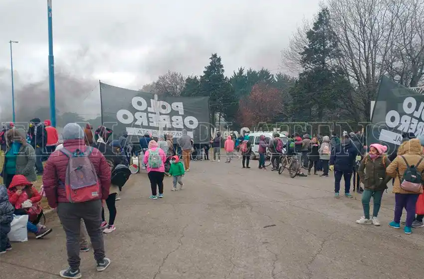 Más de tres mil familias cortan la Ruta 88 en reclamo de trabajo, vivienda y alimento