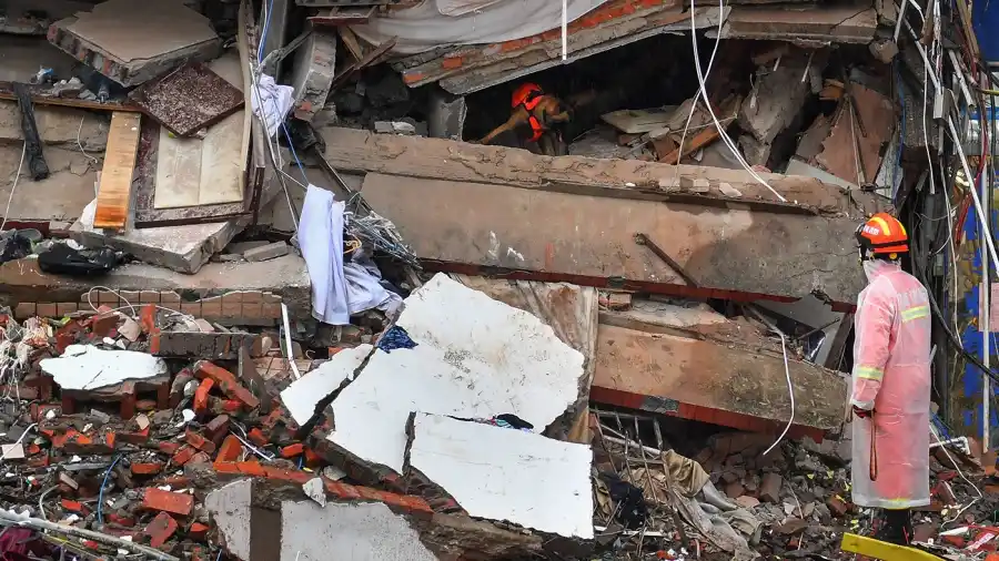 China: hallan una persona con vida luego de tres días del derrumbe del edificio