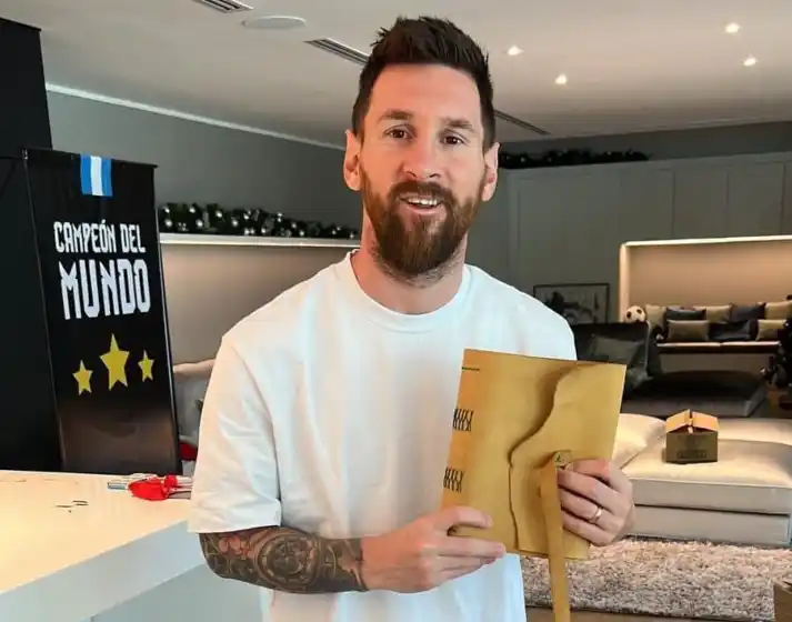 Lionel Messi recibió el reconocimiento de sus vecinos antes de volver a París