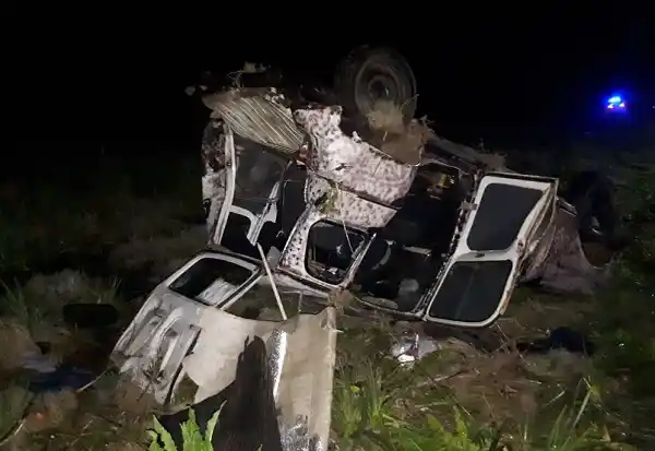 Un camión chocó un 4L y lo destruyó