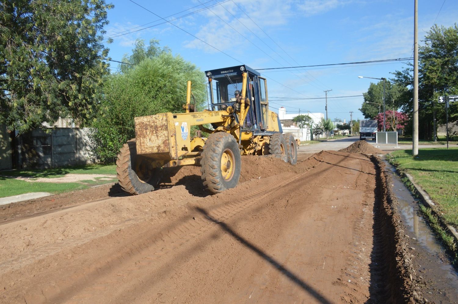 Las máquinas preparan el terreno para la obra.