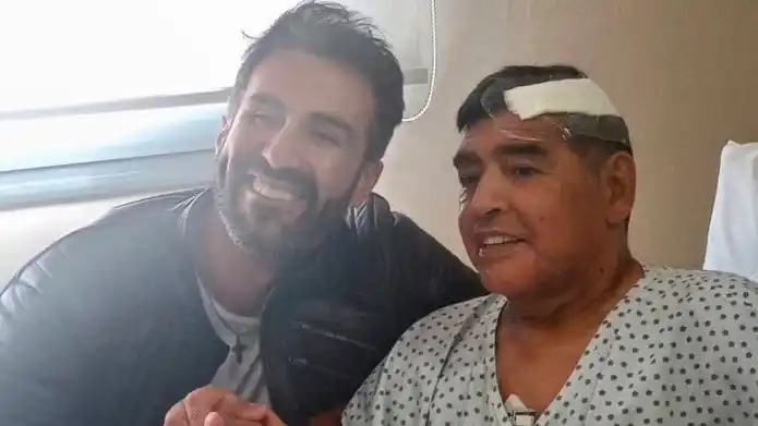 Leopoldo Luque con Maradona tras la operación