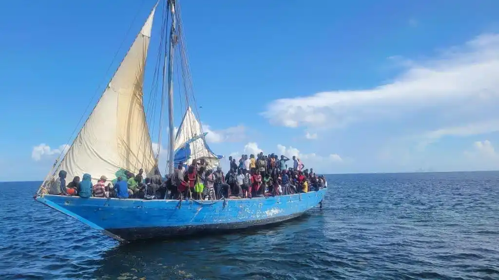 INTERCEPTAN en La Florida velero varado con más de 150 migrantes