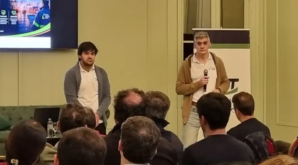 Bruno Suárez Cayetano (izq.), licenciado en Economía de la Unicen.