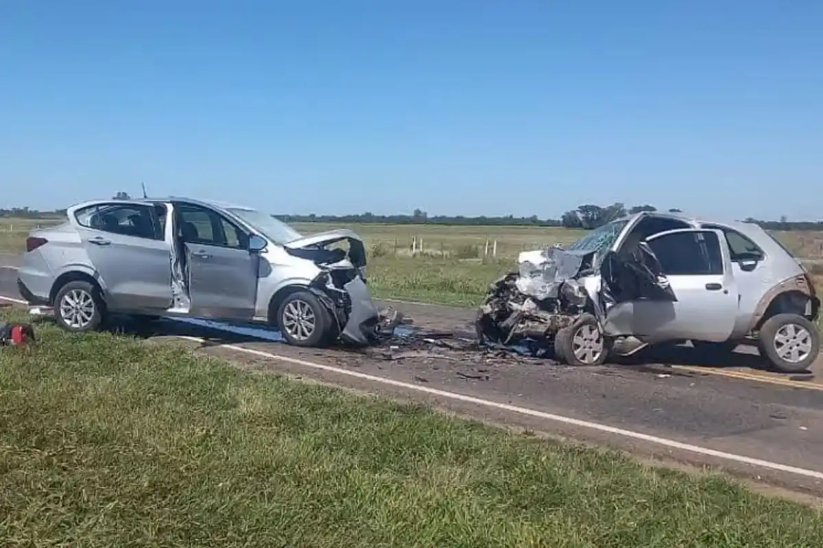 Ambos vehículos colisionaron frontalmente por causas que están siendo investigadas.