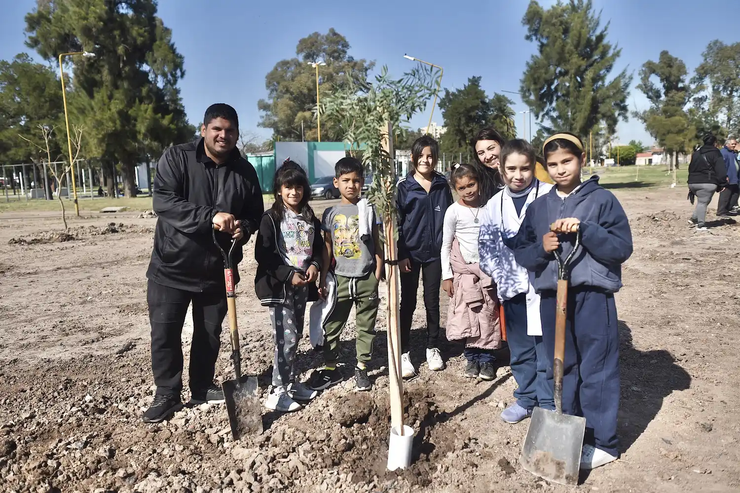 Se plantaron 50 árboles en un espacio recuperado del Parque Garay