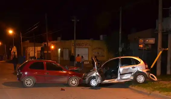 Tras choque, quedó atrapado y fue rescatado por los Bomberos