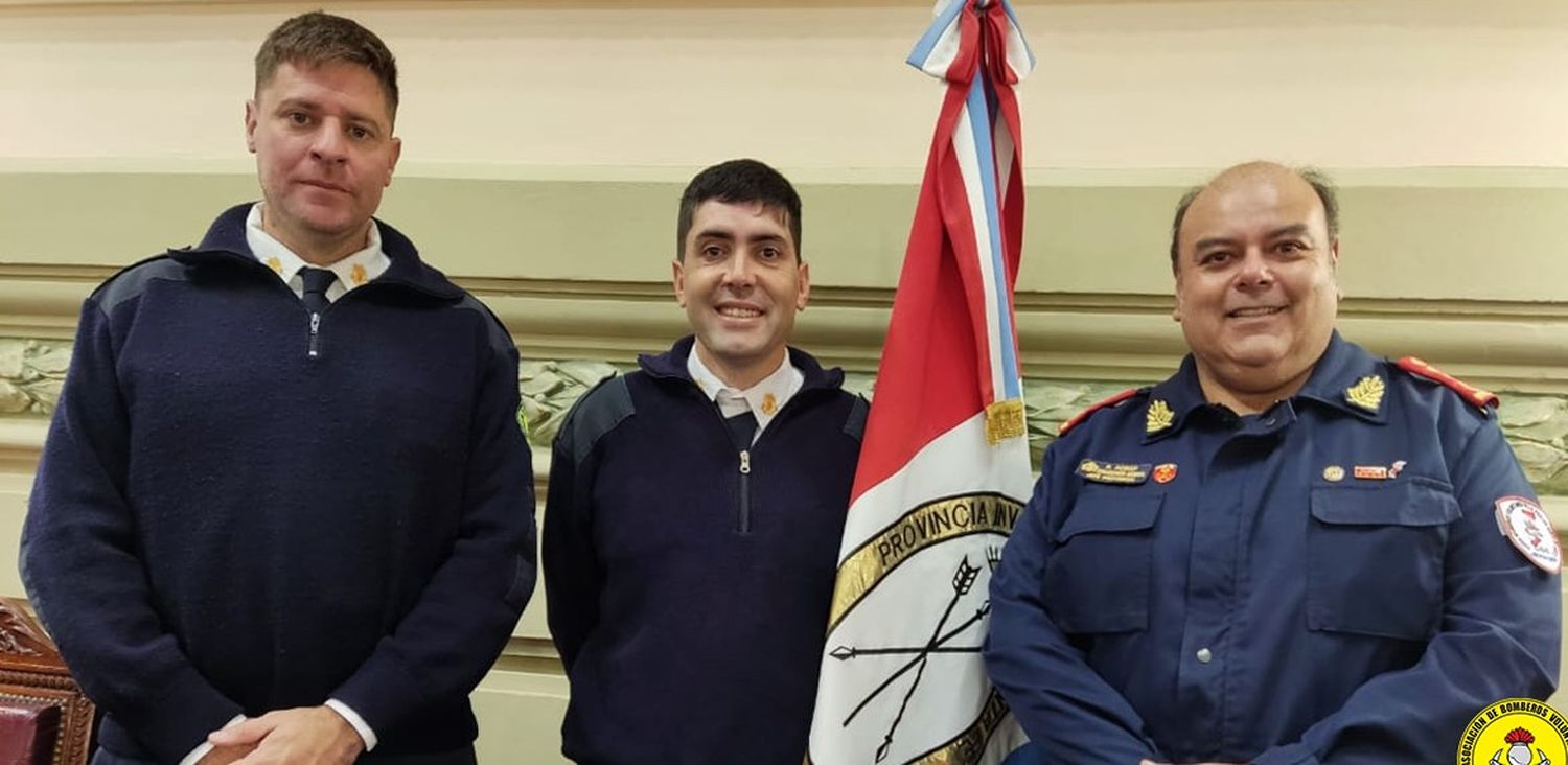 Pablo González, Danilo Escobar y Francisco Acrap en el reconocimiento legislativo.