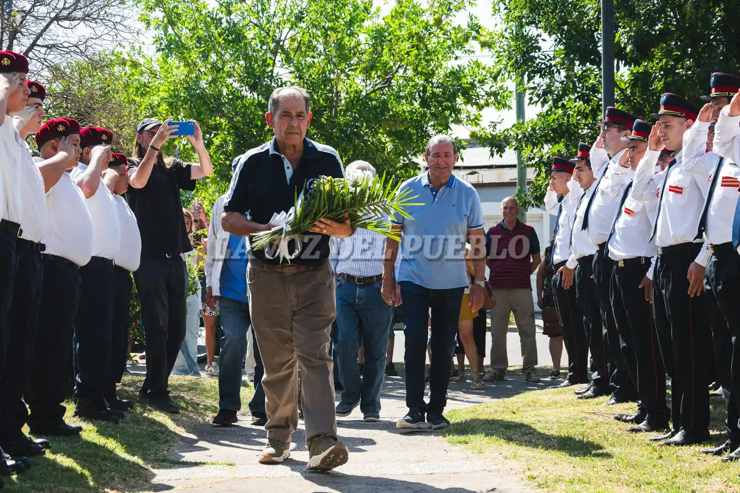 En la Plaza Pellegrini, tuvo lugar la formación y fue colocada una ofrenda floral al pie del monumento al bombero voluntario. Entre otras actividades, se desarrolló luego un almuerzo en el salón de la entidad