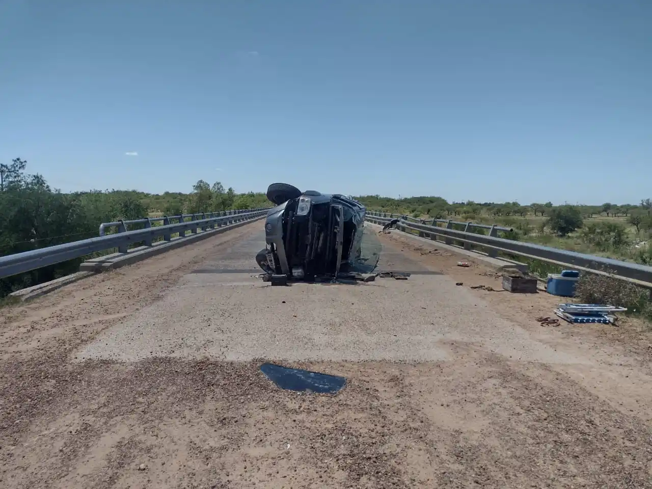 Intentó evadir un control policial y chocó un remis