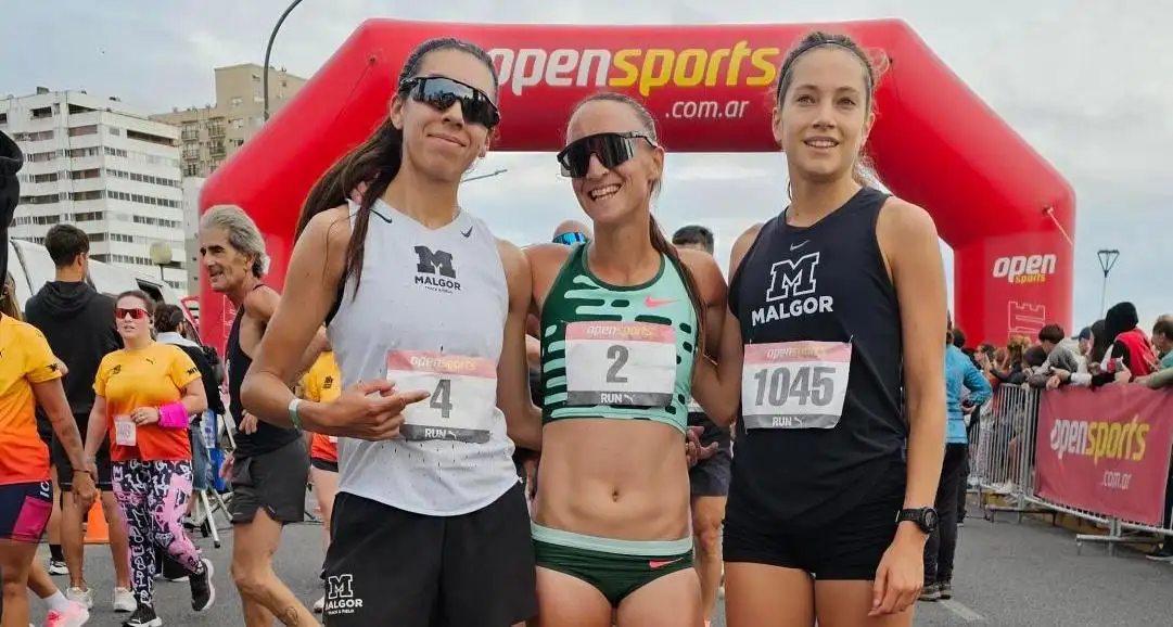 Mariana Borelli escoltada por Micaela Levaggi y Juana Zuberbuhler.