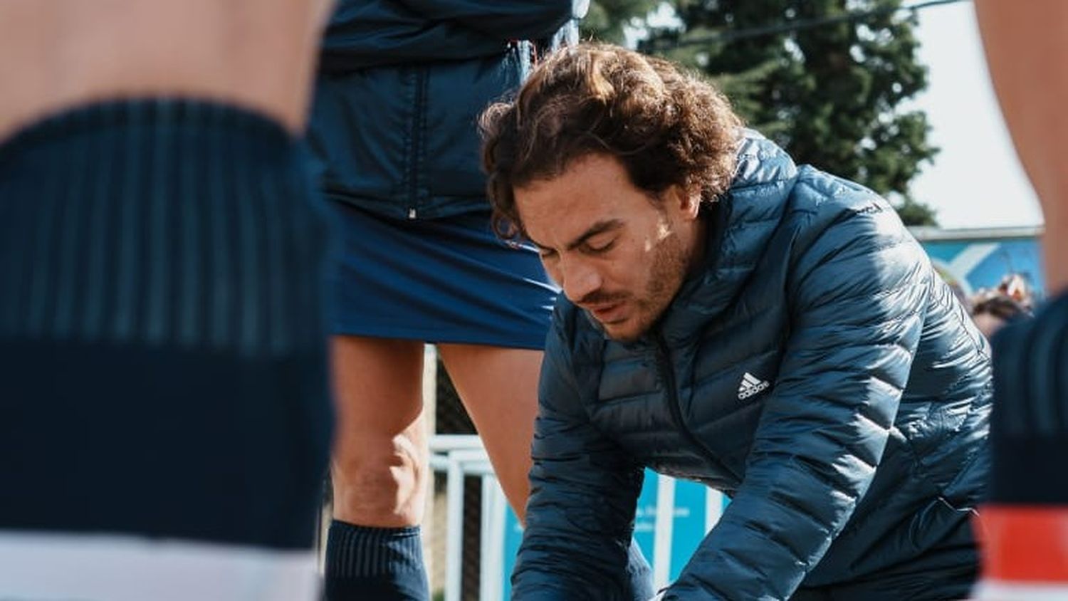En acción. Juan Cruz La Torre, entrenador de hockey de Del Valle