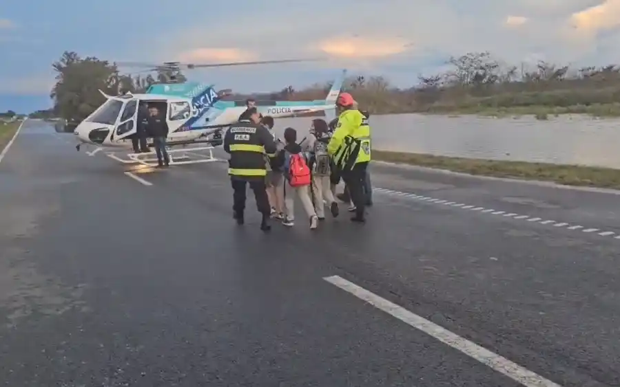 Los alumnos del micro varado en ruta 9 fueron rescatados a salvo en helicópteros