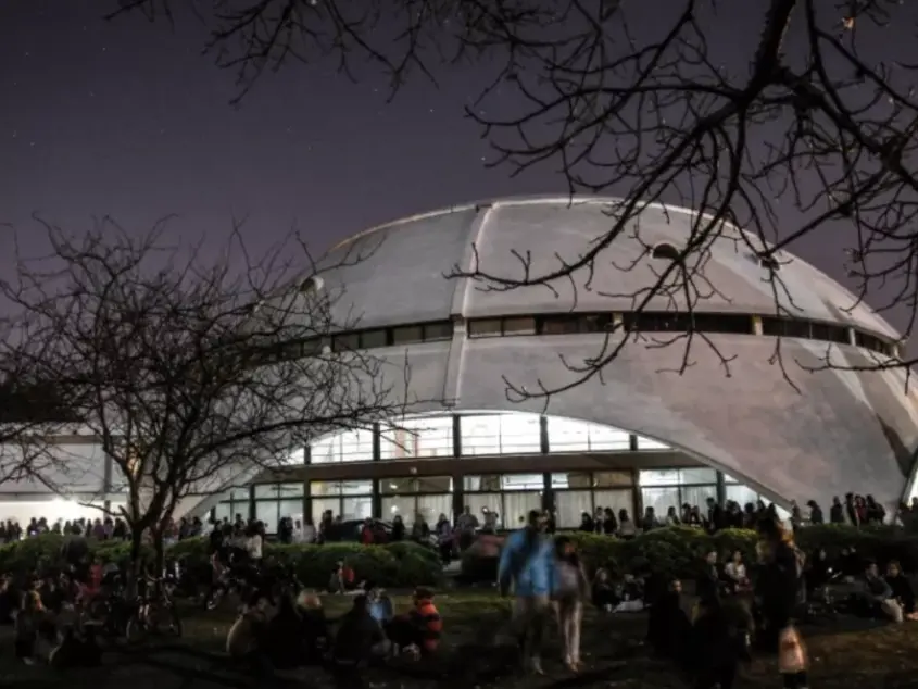 Verano bajo las estrellas: observaciones astronómicas y talleres gratuitos en el Planetario