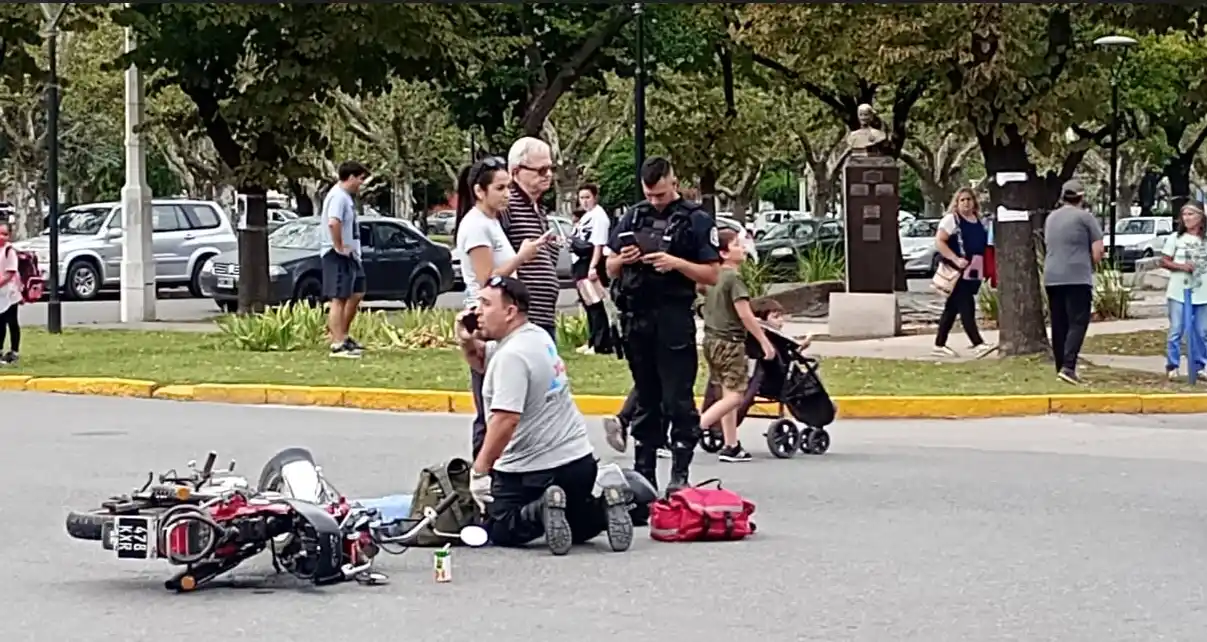 En calle 61 y 58. Una motociclista resultó con heridas y fue derivada al hospital