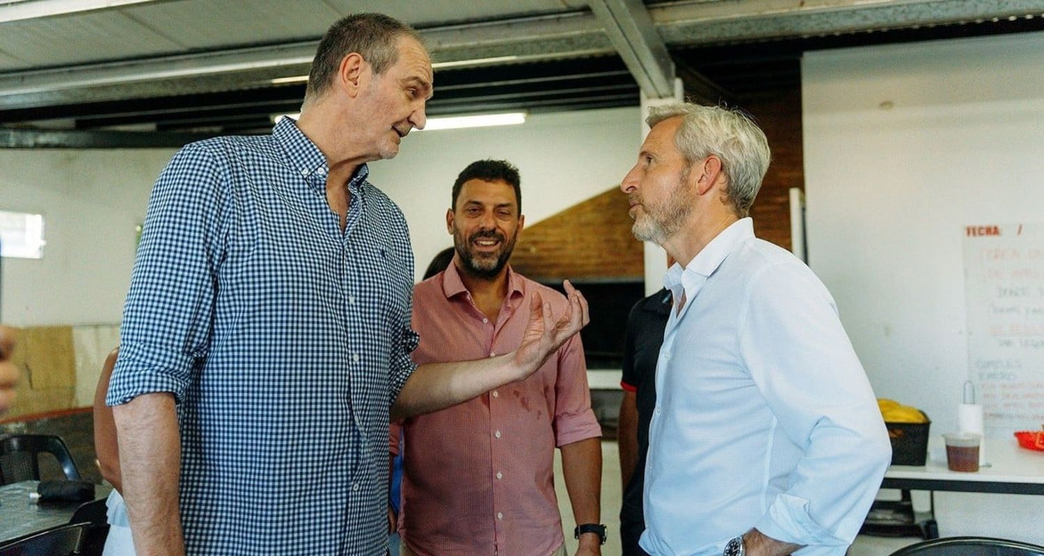 Sebastián Uranga junto al gobernador de Entre Ríos y el presidente de Patronato, Dante Molina en una visita al plantel que dirige Walter Perazzo.