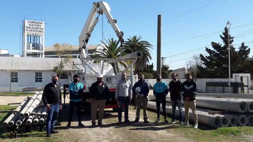 Capacitaron a jóvenes en manejo de grúas hidráulicas para redes eléctricas