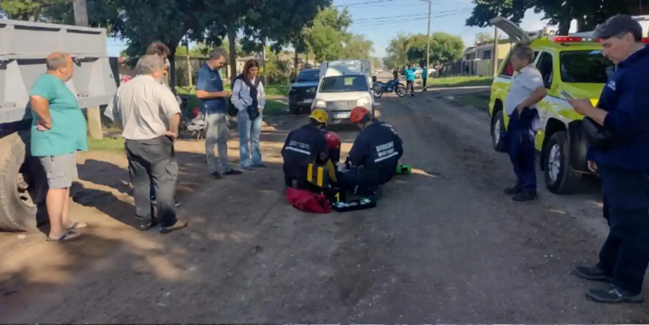 Los bomberos realizando las primeras curaciones de la mujer accidentada.