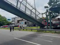 Derrumbe en General Paz: se cayó parte de un puente peatonal en Villa Lugano