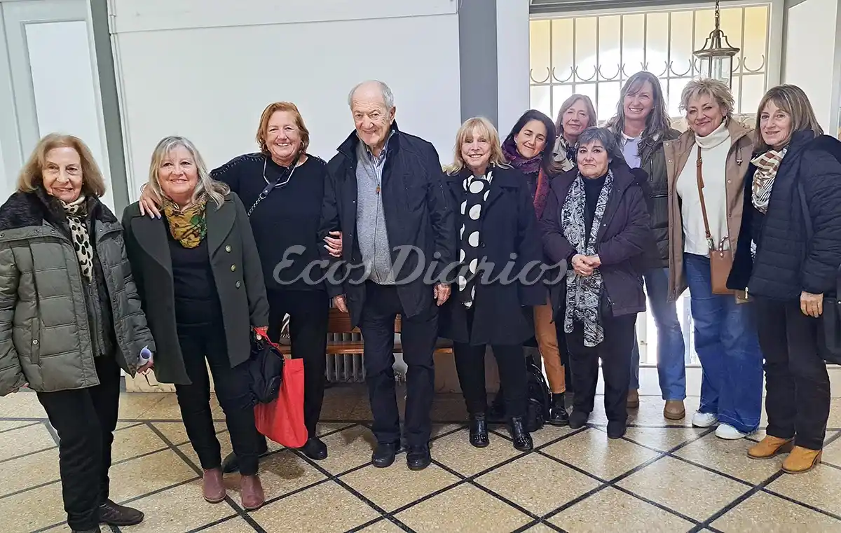 A pleno. Todos los integrantes de la Cooperadora en el hall de la Municipalidad