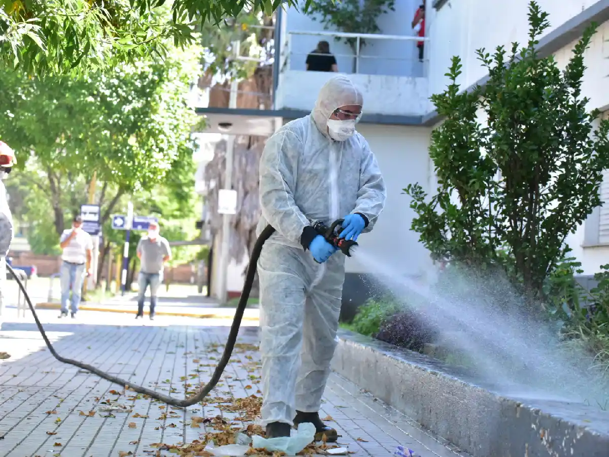 Personal de Bomberos salió a desinfectar la ciudad