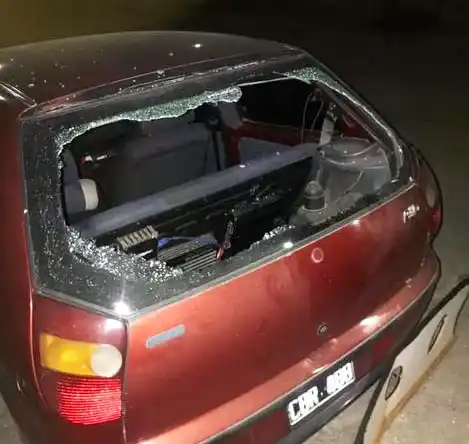 Rompieron un vidrio de un auto y robaron pertenencias