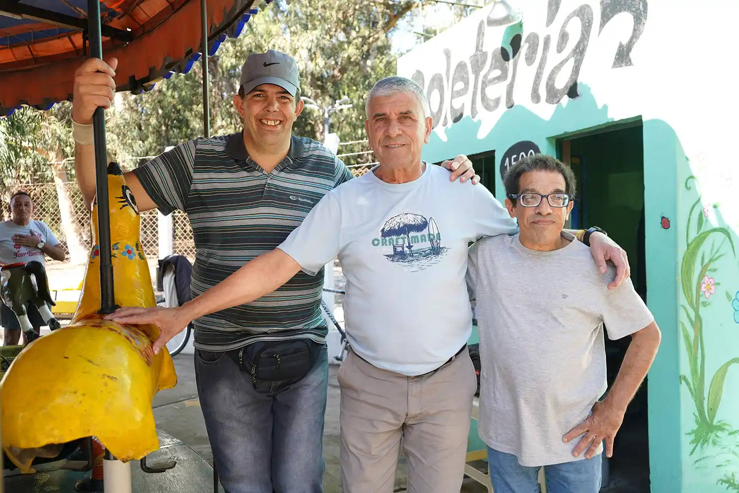 Julio con sus compañeros de trabajo